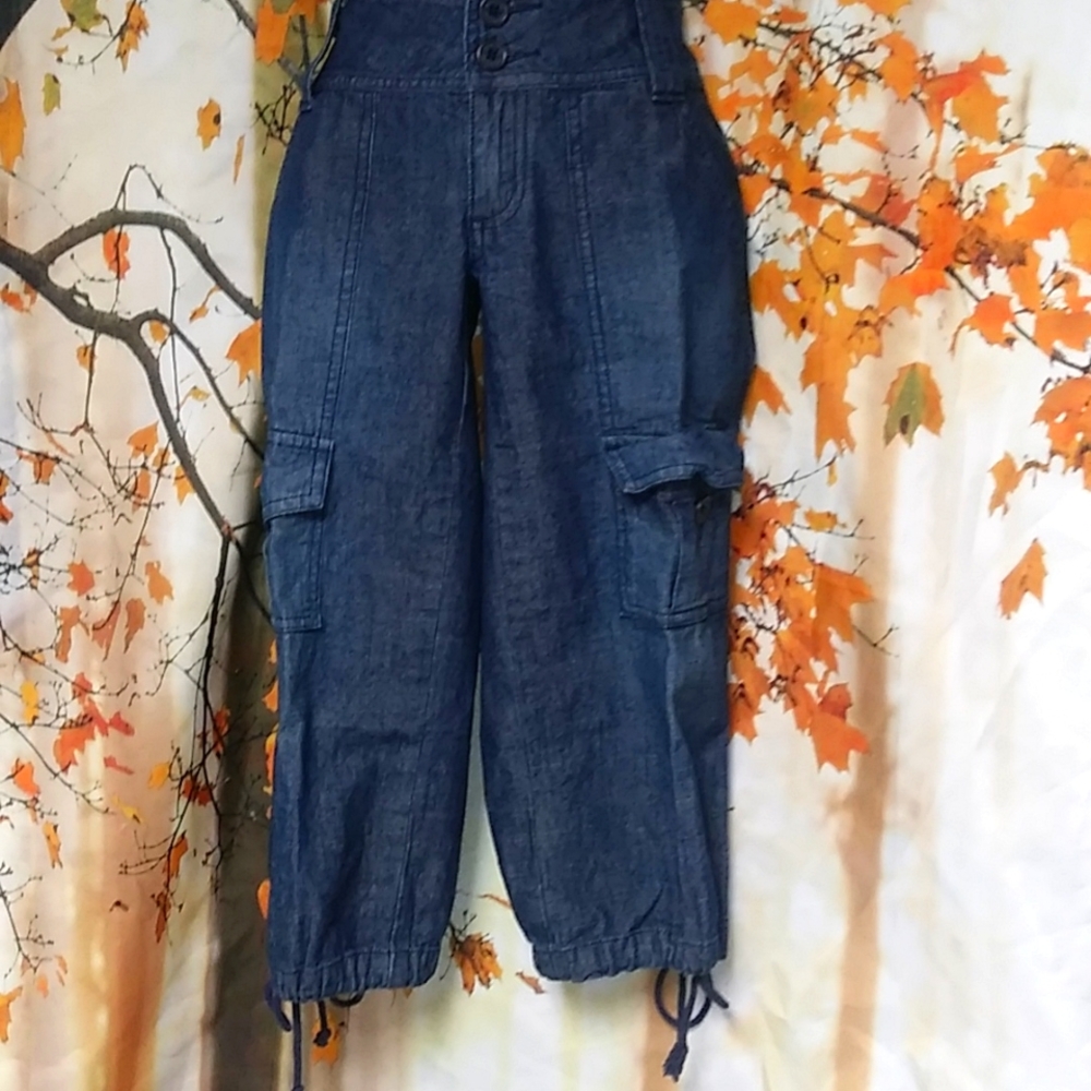 Tilt Cargo Capri Jeans